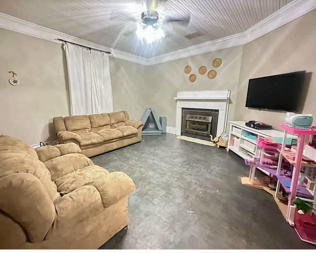 Building Photo - **Charming Small-Town Home Near Clark's Hi...