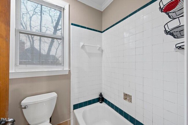 Building Photo - Spacious & Serene 5+ Bedroom Home in Sough...