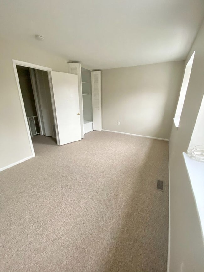 Building Photo - 2 Bedroom Townhouse in Hilltop Village!