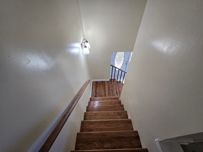 Building Photo - 2 Bedroom 2-1/2 Bathroom Townhouse Style Condo