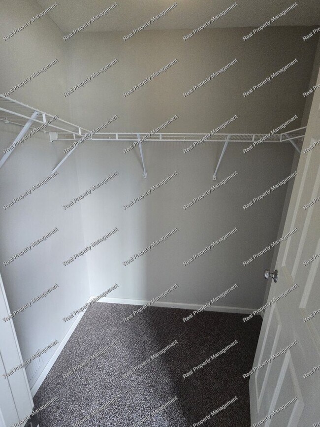 Building Photo - 3 Bedroom Townhome