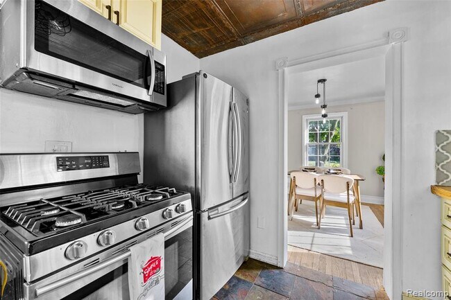 Building Photo - 1674 Eaton Rd