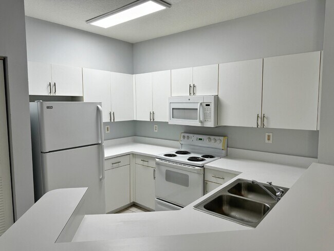 Building Photo - Updated 2BR/1BA Florida Club Condo! Available Soon!