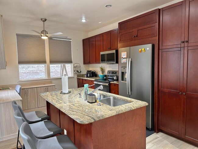 Building Photo - Modern & Custom 3 Bedroom / 2.5 Bathroom H...