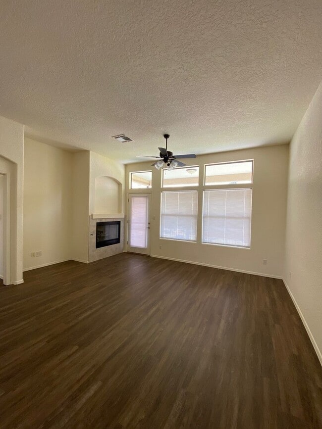 Building Photo - Beautiful 2 Bedroom Del Prado Condominium ...