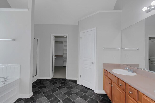 Building Photo - Beautiful large 4-bedroom home