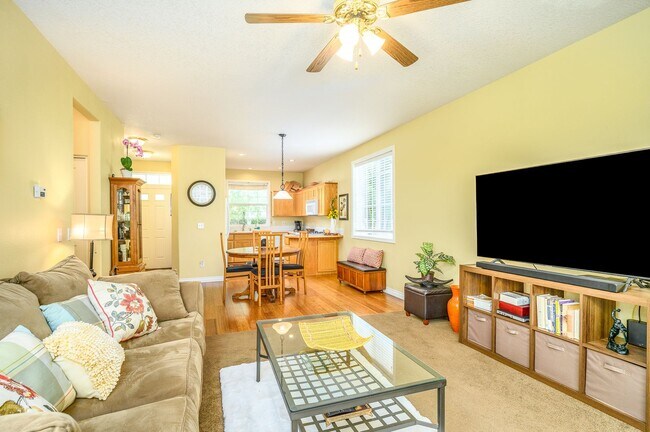 Building Photo - Large 3 Bed, 2.5 Bath Home in McMinnville-...