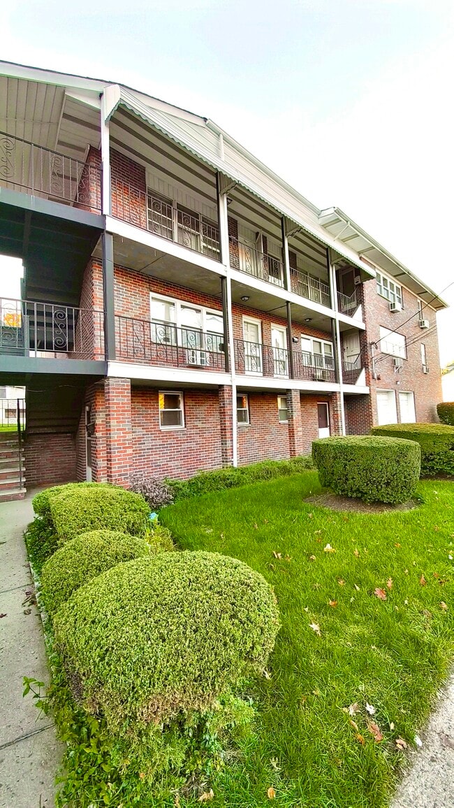 Building exterior Garden Apartment - 111 Terrace Pl