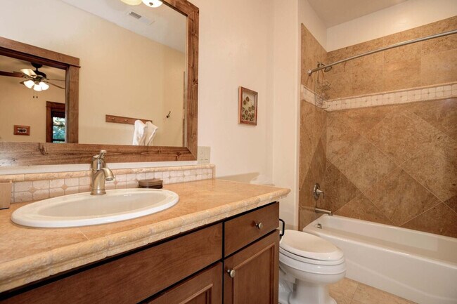 Building Photo - 14 Peaks View Dr