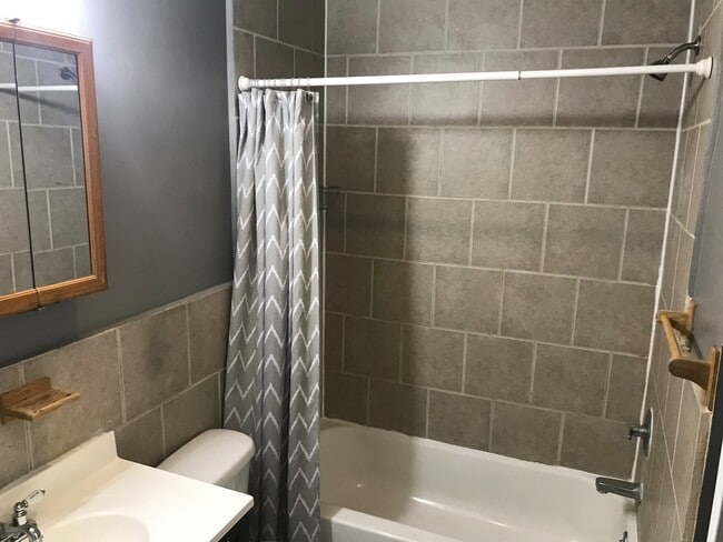 Building Photo - Comfy 2/3 Bedroom apartments