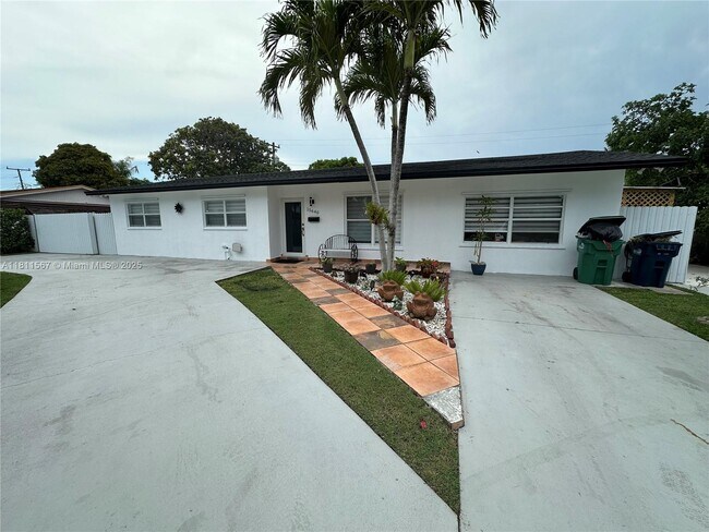 Building Photo - 15640 SW 102nd Pl