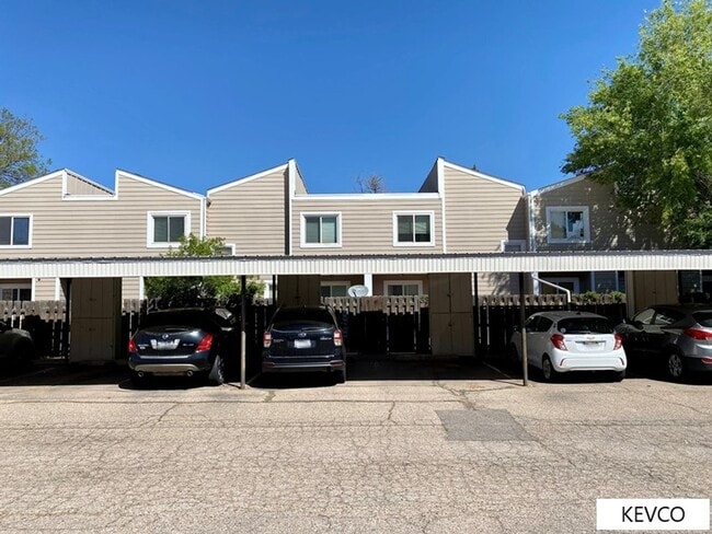 Building Photo - Great Townhome Near Horsetooth Resevoir!