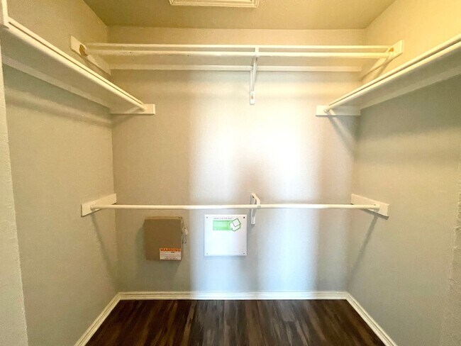 Building Photo - Amazing 4 Bedroom Home!