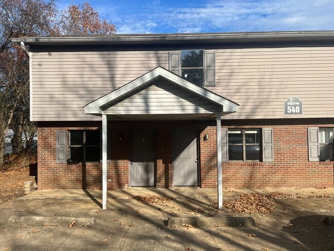 Building Photo - Charming South Campus Place Townhome!