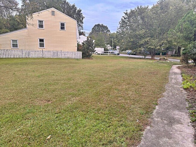 Building Photo - Bellevue - 2 Bedroom Apartment