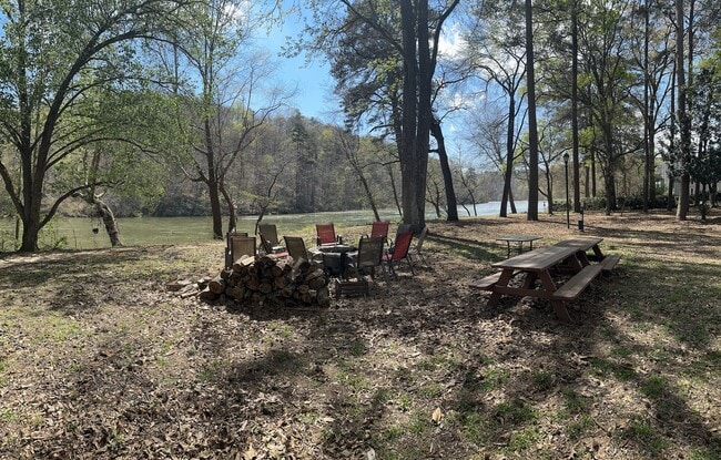 Building Photo - 1119 Riverbend Club Dr SE