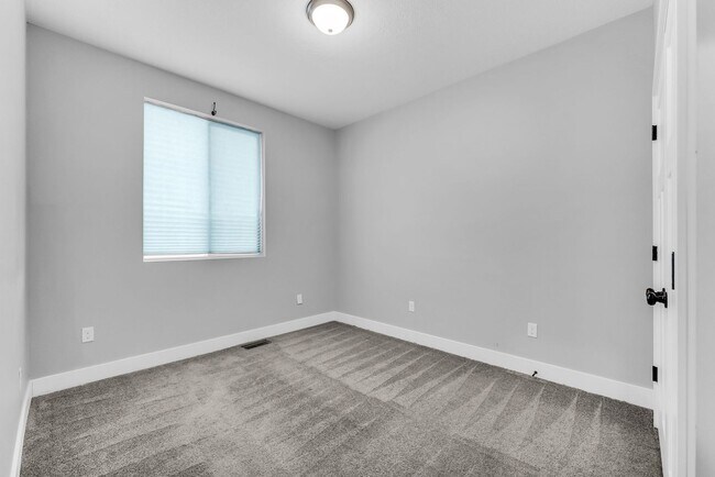 Building Photo - Beautiful 2020 Layton Home with High Ceilings & Modern Finishes