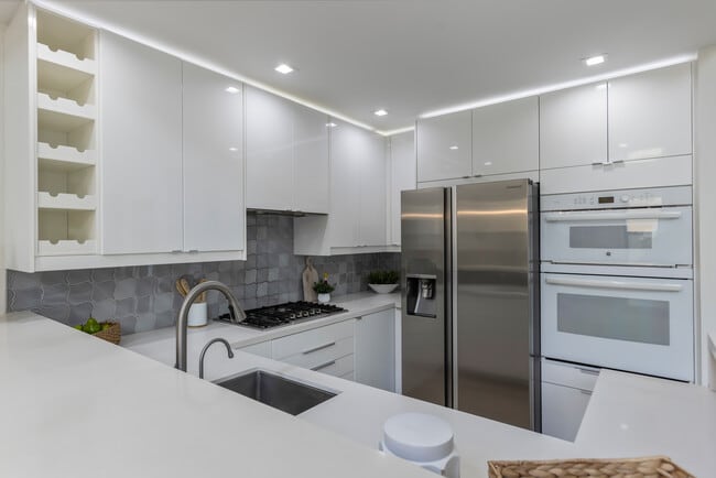 Building Photo - 1007 S Catalina Ave