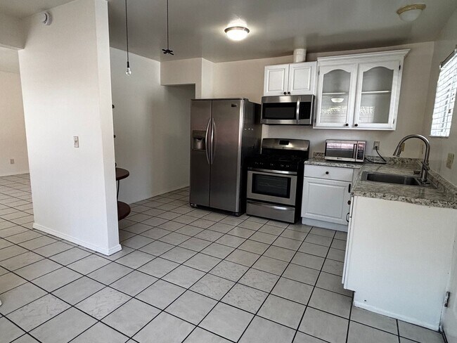 Building Photo - 735 Genevieve St