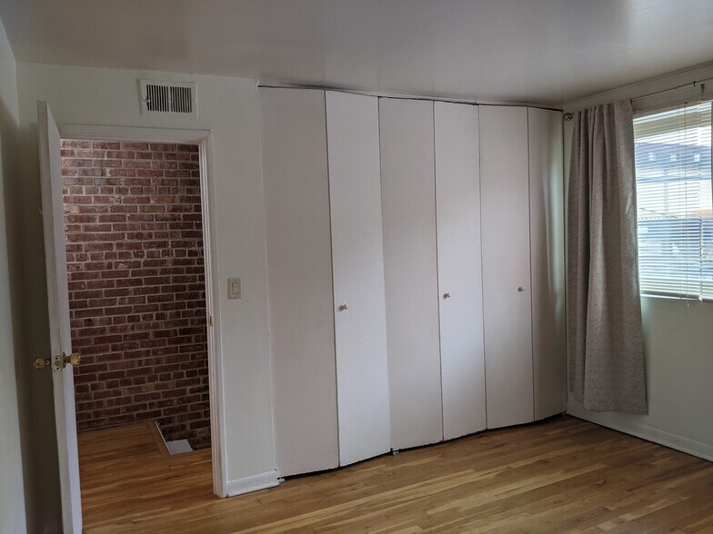 Building Photo - 934 W Wolfram St