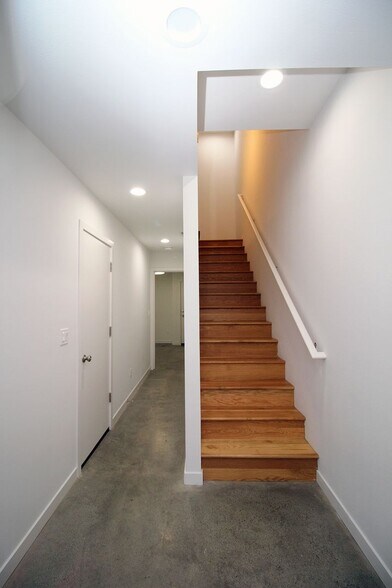 Building Photo - 1020 N Ainsworth St