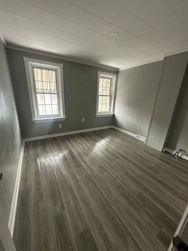 Building Photo - Fully Renovated Single Family House