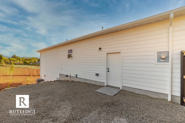Building Photo - East Medford Cedar Links Living