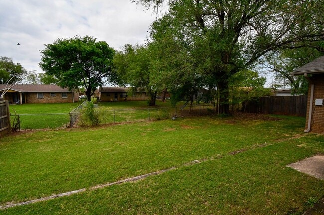 Building Photo - This Super Cute 3 Bed, 2 Bath, 2 Car Garag...