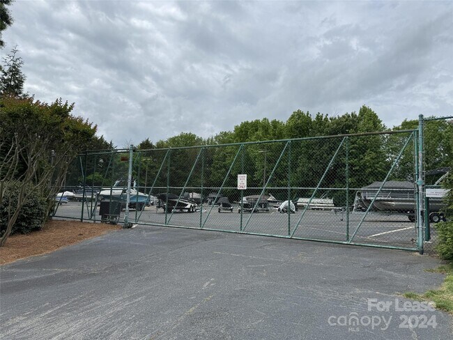 Building Photo - 129 Southhaven Dr