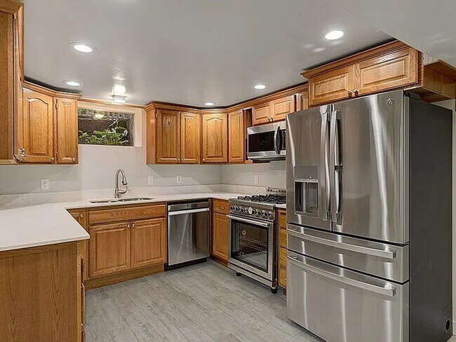 Building Photo - Classic Fauntleroy Home on a Spacious Lot ...