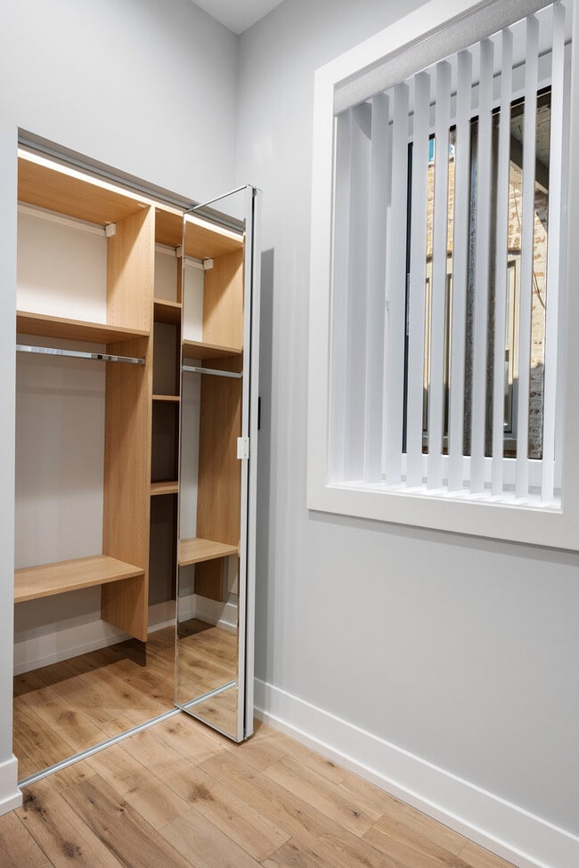 Building Photo - 7726 N Eastlake Terrace