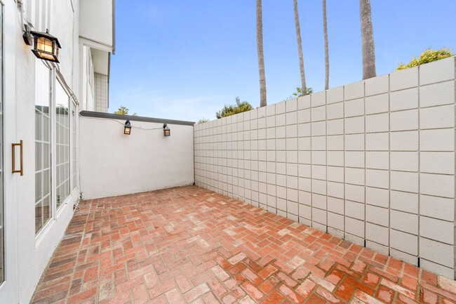 Building Photo - Upgraded 3 bed 2.5 bath Townhome in Newpor...