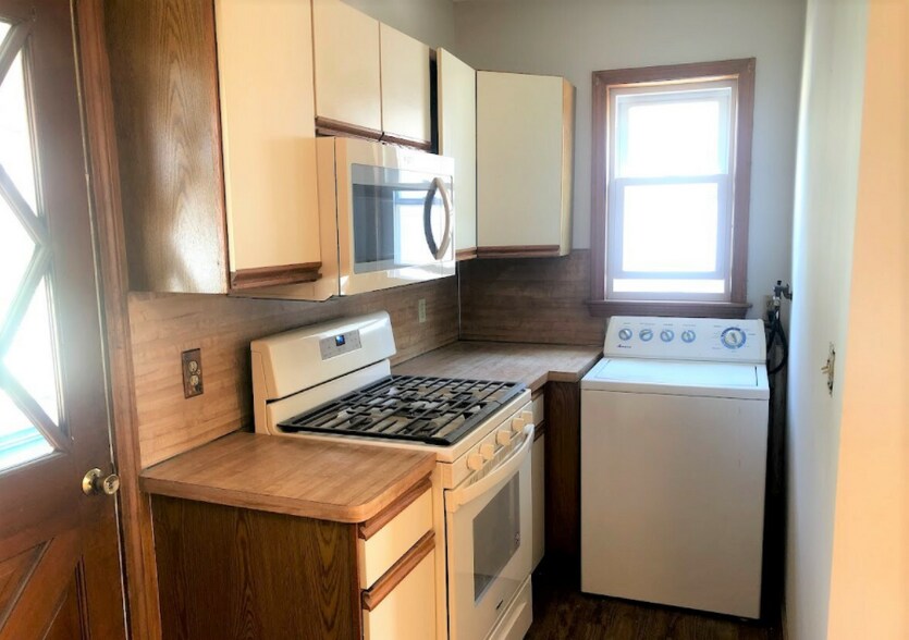 Primary Photo - 82 Empire St