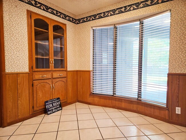 Building Photo - Brick 3/2/2 in Nice Denison Neighborhood O...
