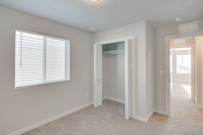 Building Photo - Modern Townhome ready for you today!