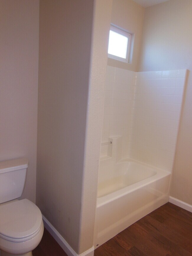 Building Photo - Swamp Cooler, Central AC and Tile Throughout!