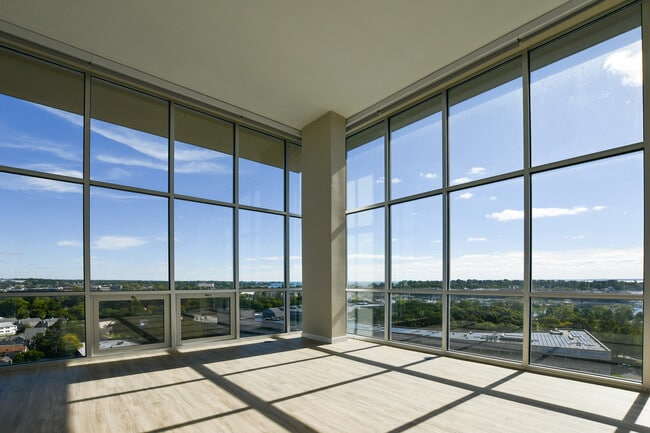 Building Photo - 2 Hbr Pt Rd S