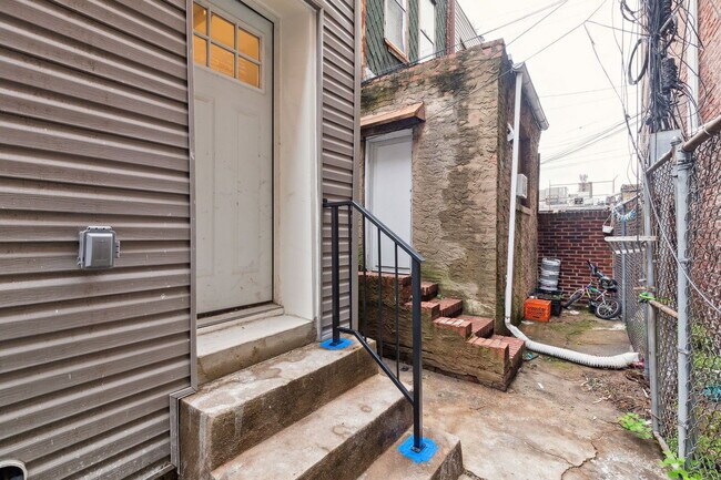 Building Photo - 1333 E Snyder Ave