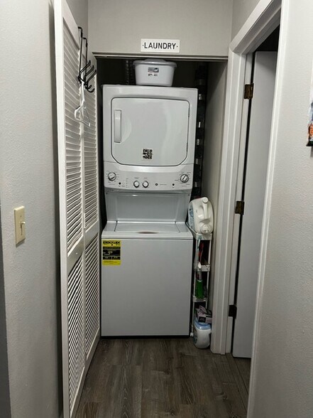 washer/dryer - 927 Capri Isles Blvd