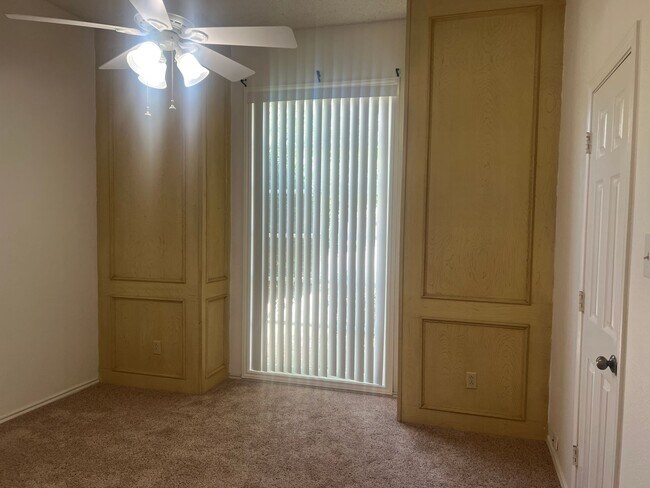 Building Photo - 3 bed 2 bath 2 car garage