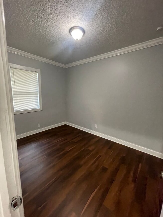 Building Photo - Completely renovated 4/2 Single Family home ! Available now!