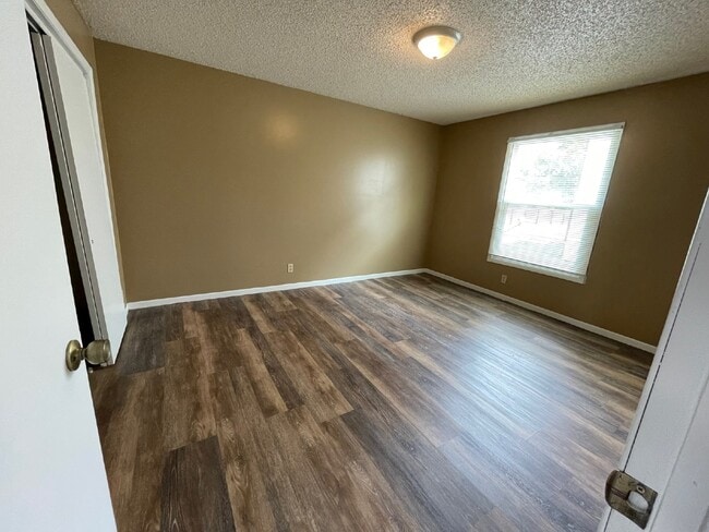 Building Photo - Modern 2 Bedroom, 1 bathroom downstairs ap...
