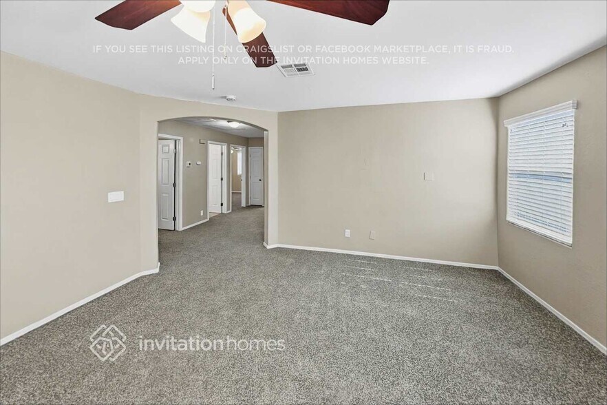 Building Photo - 1425 E Lakeview Dr