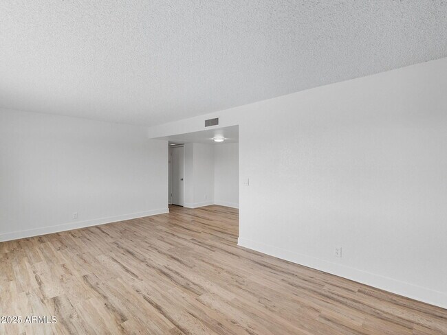 Building Photo - 4740 E Moreland St