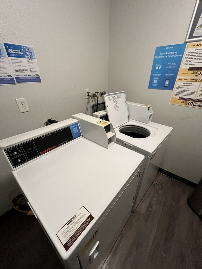 Building Photo - 5307-5315 Colodny Dr