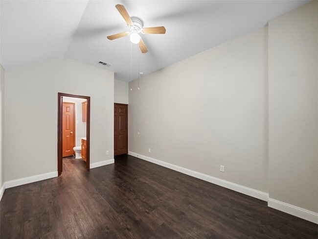 Building Photo - 9943 Red Cedar Dr