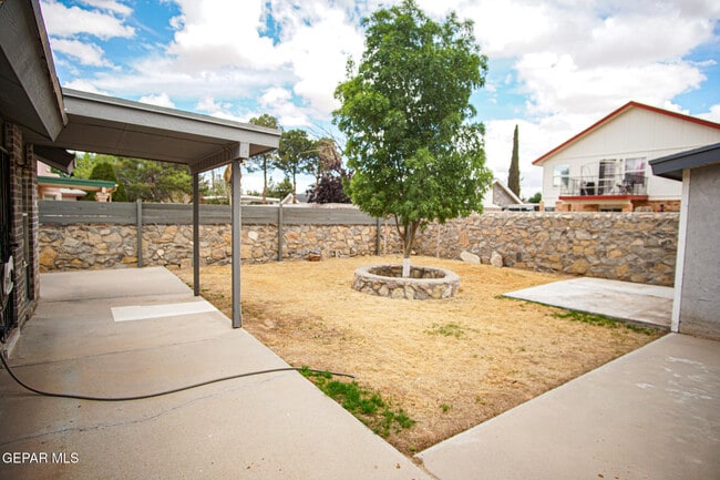 Building Photo - 13944 Roslyn Dr