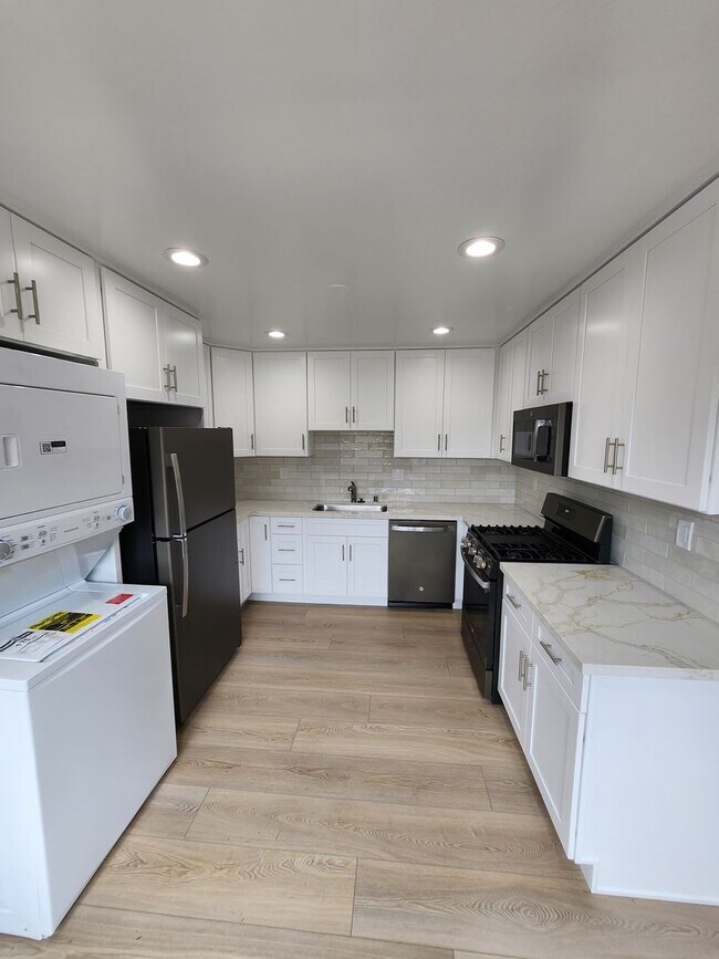 Building Photo - Golden Hill 2 bedroom 1 bath remodeled Single family Home  2695.00