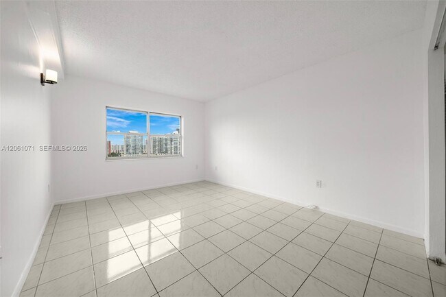 Building Photo - 400 Kings Point Dr