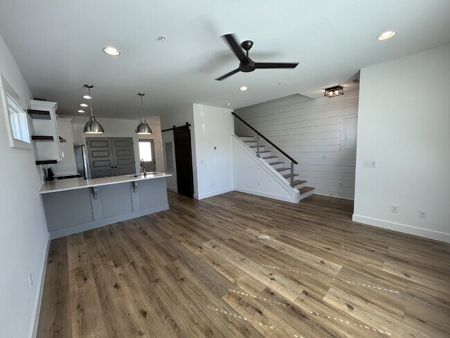 Building Photo - 2BD 2BA 3 STORY TOWNHOME FOR RENT